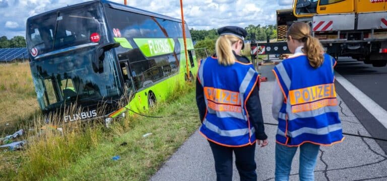 Nach Busunfall auf A19 alle Verletzten außer Lebensgefahr