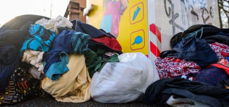 Ärger in MV über Müllberge neben Altkleider-Containern
