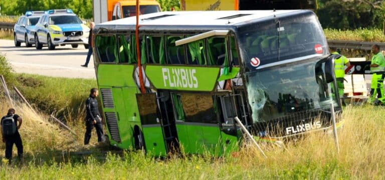 Busunfall auf der Autobahn 19: Bergung und Ermittlungen