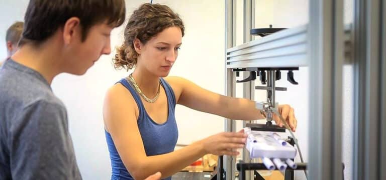 Papierbrückenwettbewerb: Neue Aufgabe – neue Herausforderung an der Hochschule Wismar