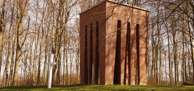 Ehrendenkmal mit verfassungsfeindlichen Symbolen beschmiert