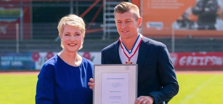 Verdienstorden in MV erhalten: Bei seiner Ehrung singt Toni Kroos erstmal für Opa