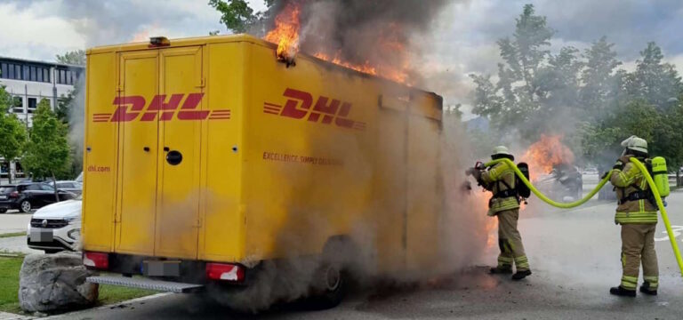 LKW der Deutschen Post in Flammen: Ursache unklar