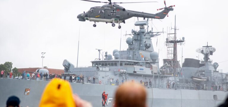 Marine übt mit zivilen Partnern Verletztenversorgung in See