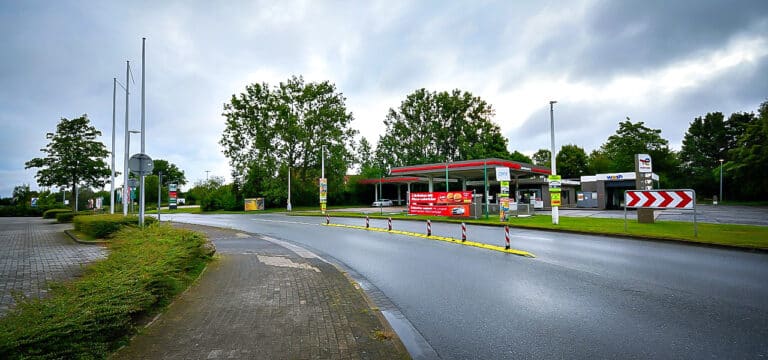 Halbseitige Sperrung der Zierower Landstraße: Erreichbarkeit EKZ über Wendorf möglich