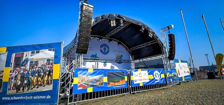 Volksfeststimmung am „Mötesplats“ an der Hafenspitze in Wismar