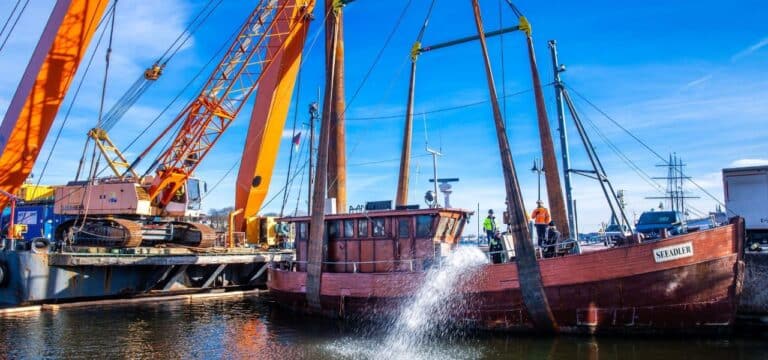 Havarien – alte Kutter stellen Städte teils vor Probleme