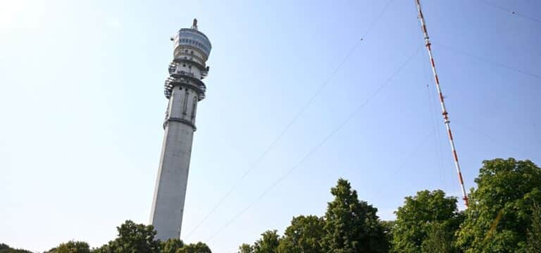 Turmspitze des Schweriner Fernsehturms jetzt demontiert