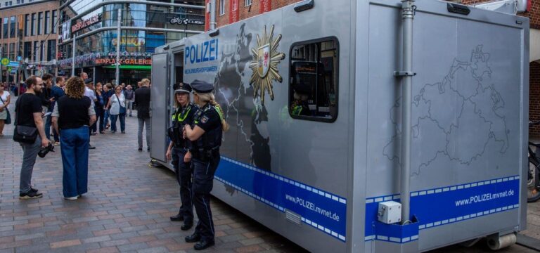 Starkregen – Abtransport und Reparatur mobiler Polizeiwache