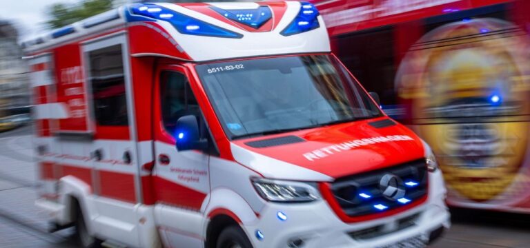 Tödlicher Arbeitsunfall: Fachregal stürzt auf Mann