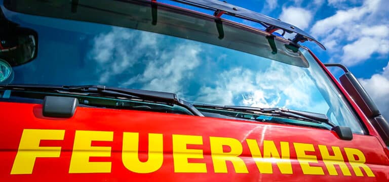 Carportbrand im Ostseeblick: 40.000 Euro Schaden – E‑Bike‑Akku im Fokus