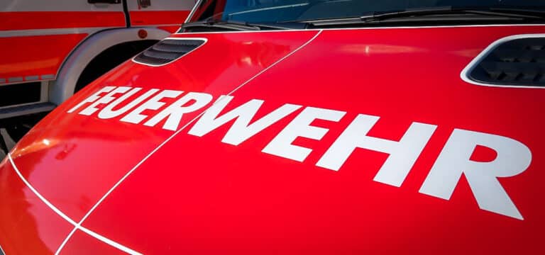 Zehn Verletzte nach Brand in Mehrfamilienhaus