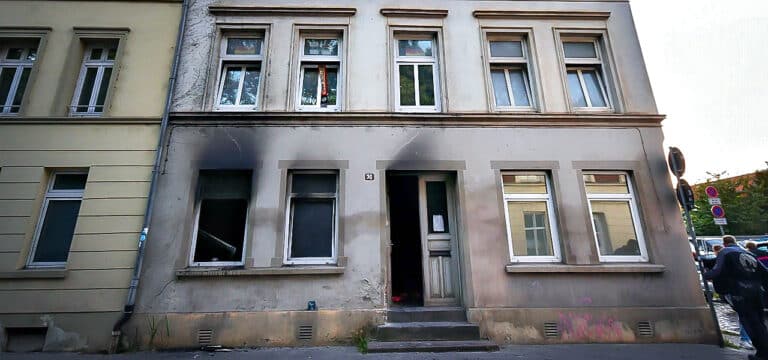 Brand in der Wismarer Altstadt – Bewohner evakuiert