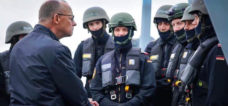 Merz bei Antrittsbesuch der Marine in Rostock: Bedrohung durch Russland ist real