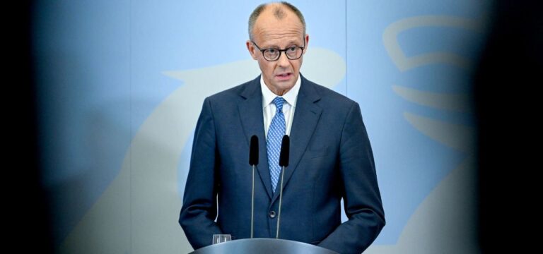 Grüne und BSW kritisieren Marine-Besuch von Merz in Rostock