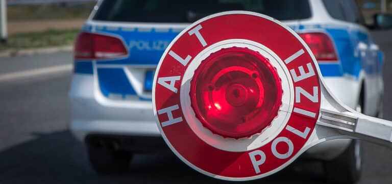 Verkehrskontrolle auf der B103: Polizei stoppt flüchtenden Fahrer