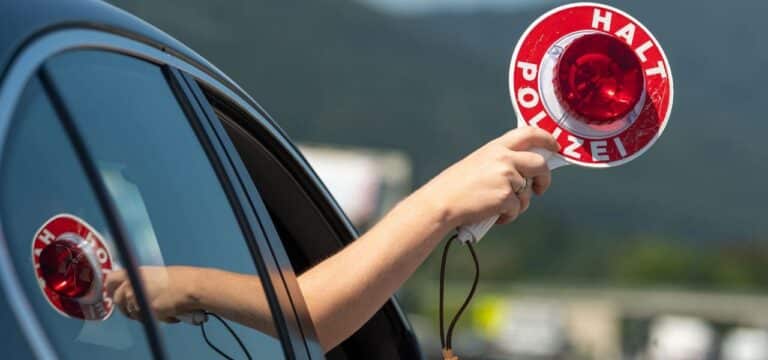 Warin: Flucht vor Verkehrskontrolle endet mit Unfall