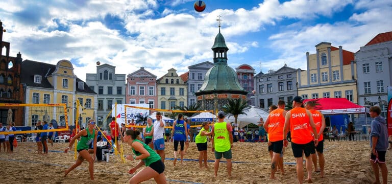 Ein Strand mitten in Wismar: RT-Cup auf dem Marktplatz