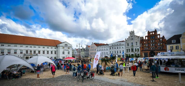 Aus guter Tradition: RT-Cup Wismar verwandelt den Markt in einen „Strand für den guten Zweck“