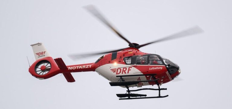 Alt-Buckow: Auto kommt von Fahrbahn ab – Vierjähriger stirbt