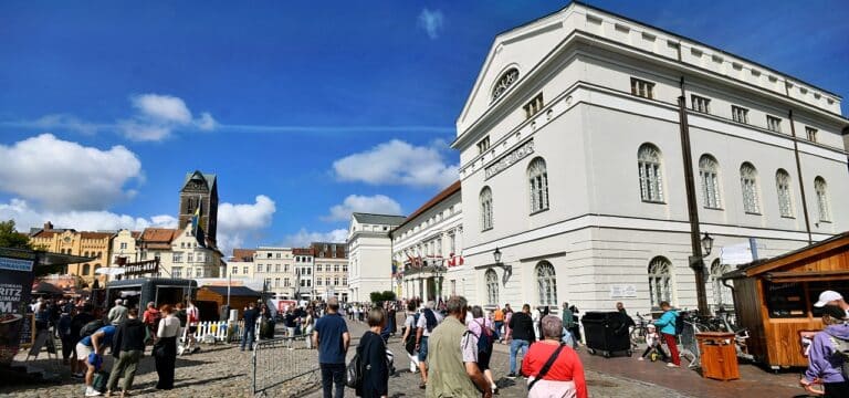 Rund 100.000 Menschen feiern Schwedenfest in Wismar