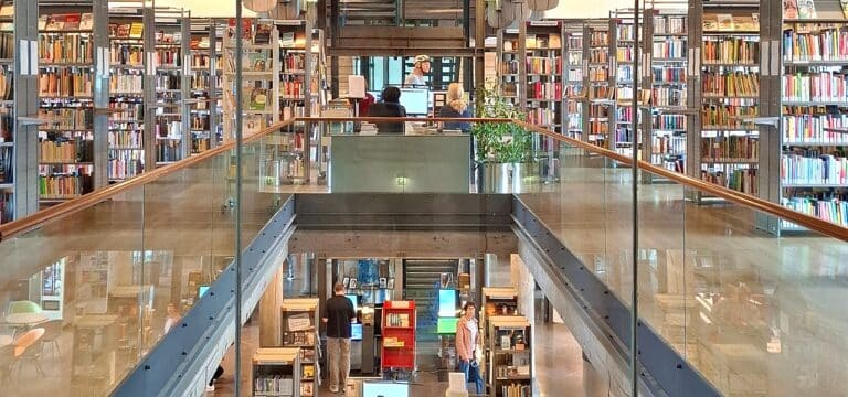 „100% Menschenwürde“: Stadtbibliothek zeigt Antidiskriminierungs‑Ausstellung