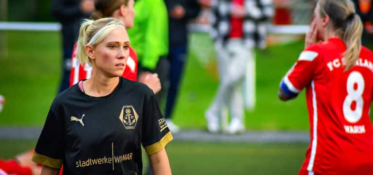 Wer denkt sich sowas aus?: FC Anker Damen gegen FC Seenland Warin zum Saisonauftakt