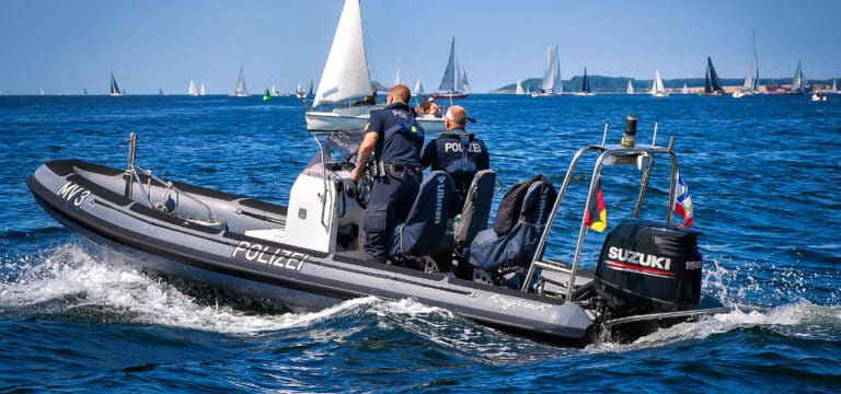Polizeieinsatz in Rostock: Betrunkene Sportbootfahrer gefährden Badegäste