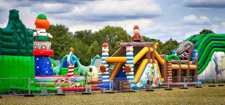 Das Dilemma um das XXL Jumbo-Hüpfburgenland: Anwohner regieren offenbar den Festplatz