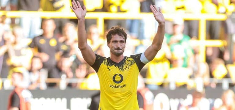Hummels mit Tränen in den Augen bei Abschied frenetisch gefeiert