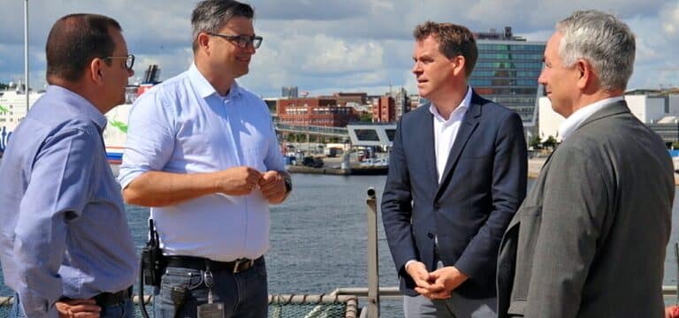 Wismars Bürgermeister besucht Werft von ThyssenKrupp Marine Systems