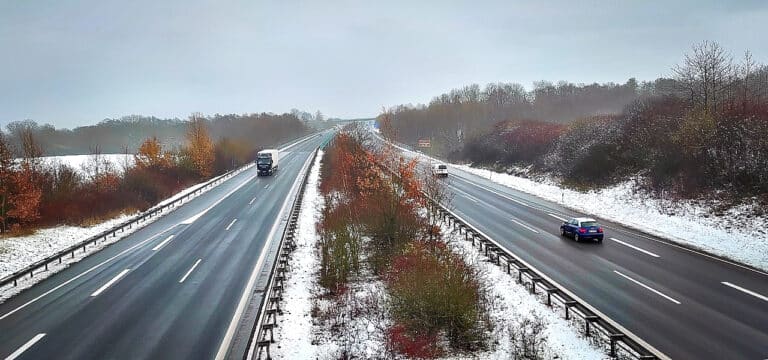 Getreideteppich auf der A20: Vollsperrung nach Unfall am Kreuz Wismar