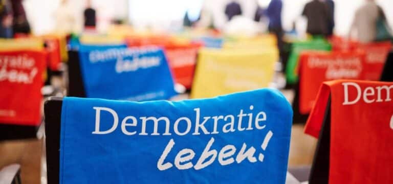 „DemokraTisch“ auf der Hanseschau: Jugendringe setzen Zeichen für Demokratie und Beteiligung