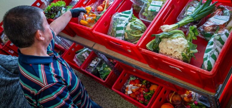 Tafel-Regale weniger gefüllt – Hilfsbedarf weiter hoch