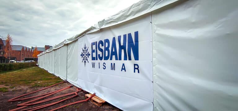 Die Eiszeit in Wismar beginnt: Die Eisbahn am Alten Hafen öffnet auch in diesem Jahr