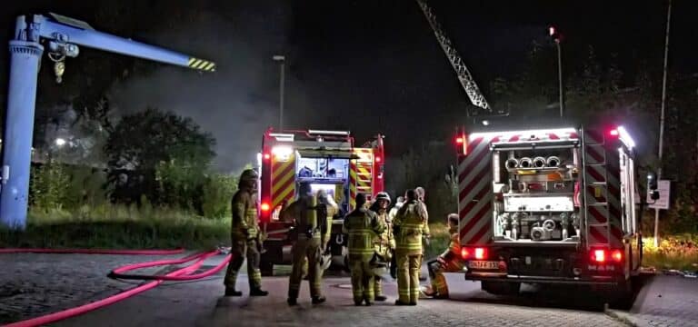 Feuerwehr löscht Brand am alten Güterbahnhof in Schwerin