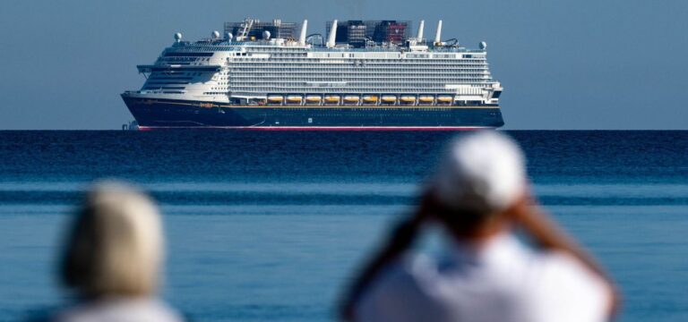 Kreuzfahrtschiff „Disney Adventure“ erreicht Hafen Mukran