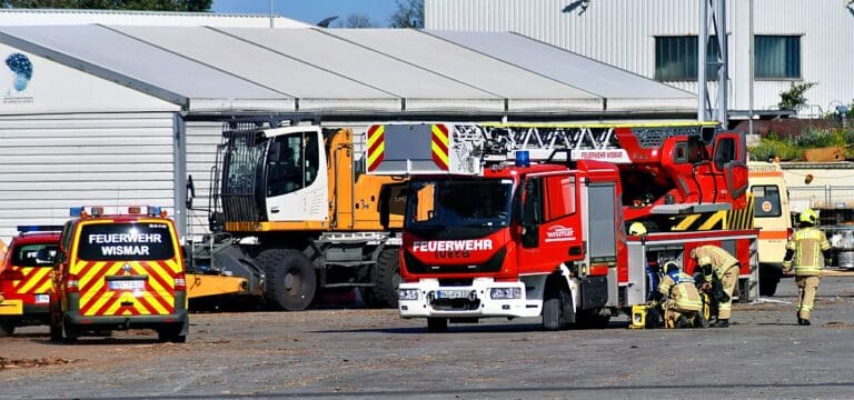 Feuerwehren üben Notfalleinsatz bei Egger in Wismar