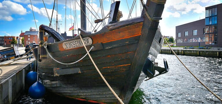 Poeler Kogge „Wissemara“ in Stralsund ins Trockendock gebracht