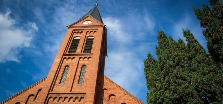Wismar: Kirchentür in Brand gesetzt – Polizei sucht Zeugen