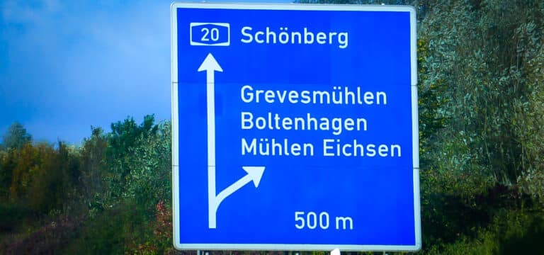 Zusammenstoß zweier Pkw an der A‑20‑Anschlussstelle Grevesmühlen
