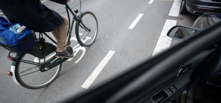 Radfahrer fährt gegen Autotür – Polizei gibt Tipps
