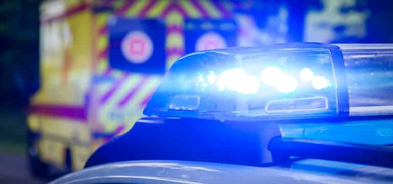 LKW prallt gegen Baum: B103 bei Kronskamp stundenlang gesperrt