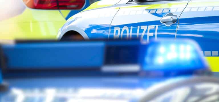 Polizeikontrolle eskaliert: Autofahrerin verletzt Beamten beinahe und rammt Streifenwagen
