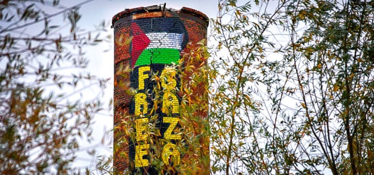 Brisant und provokant: Palästina-Graffiti auf der ehemaligen Malzfabrik in Wismar