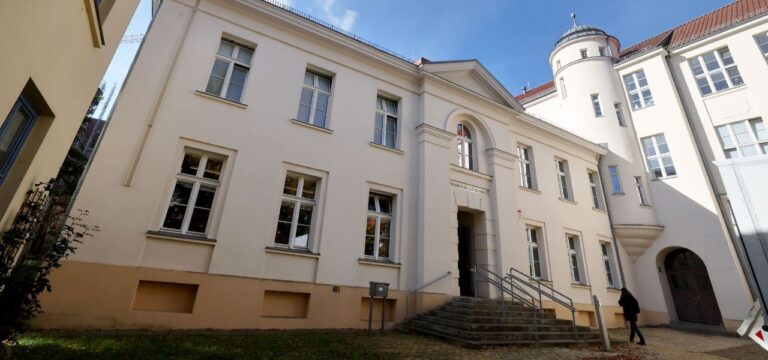 Nach Fund von Kinderleiche – Ministerin besucht Grundschule