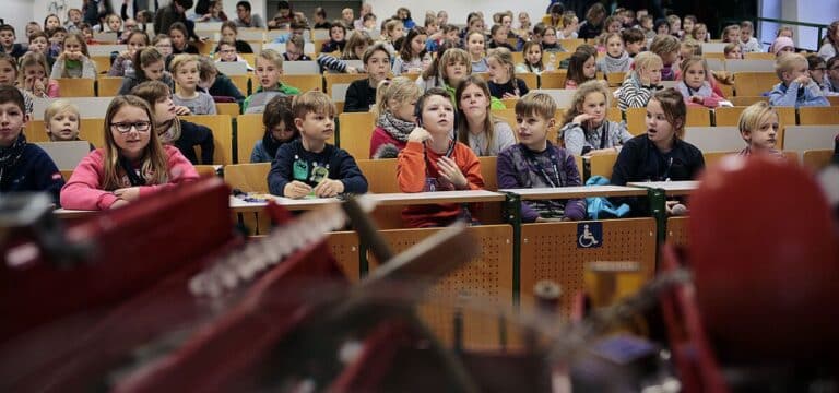 KinderUni startet: „Die Magie der Computer – Wie 1+1 plötzlich 10 ergibt“