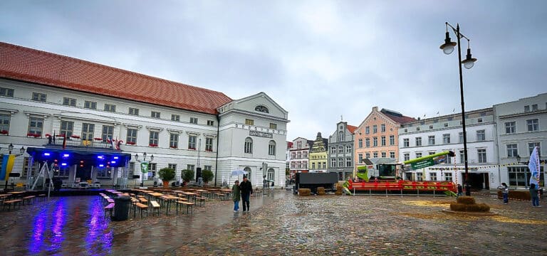 Landeserntedankfest in Wismar: Vorzeitiges Ende des Bühnenprogramms