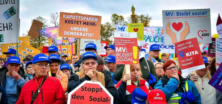Mehr als 5.000 Menschen protestieren gegen Sozialkürzungen