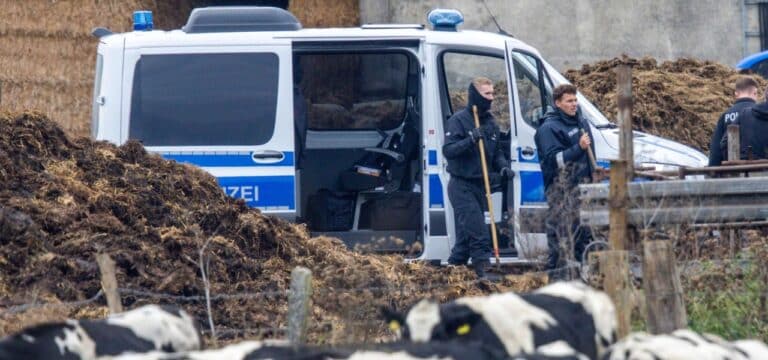 Südlich von Güstrow: Polizei durchsucht nach Fabians Tod Bauernhof